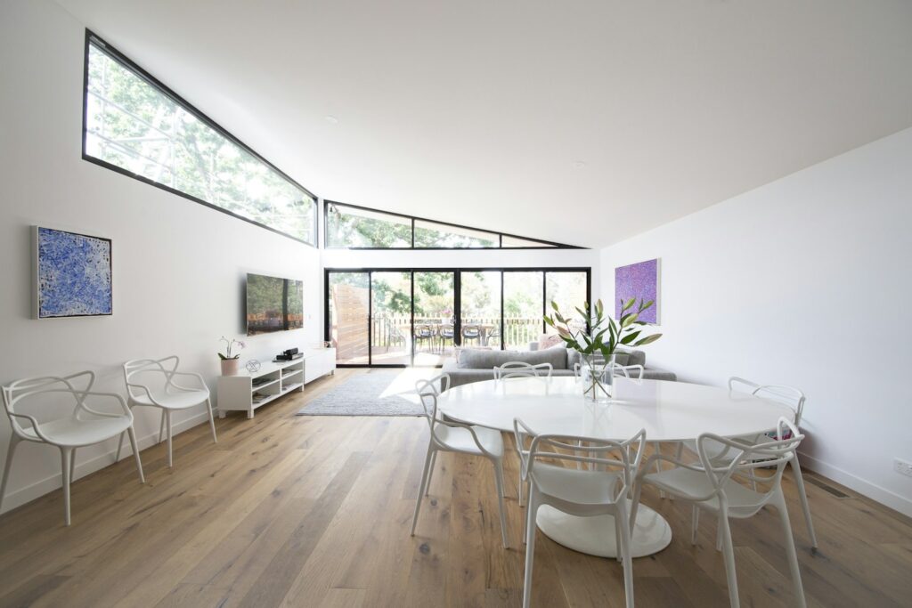 Reduzierter Wohnraum mit Holz und weißen Flächen