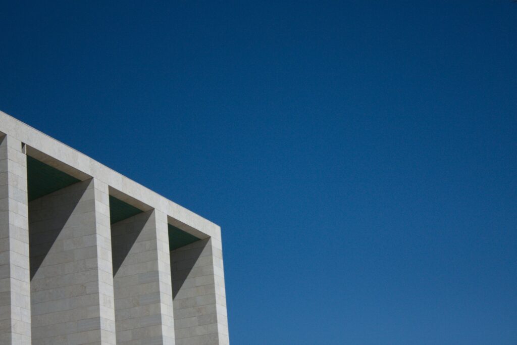 Helles weißes Wohnhaus unter blauem Himmel