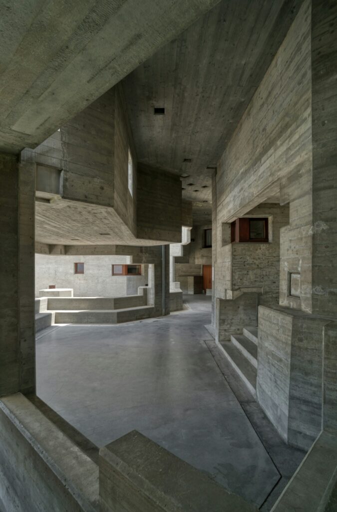 Geometrische Betonfassade eines Kulturgebäudes