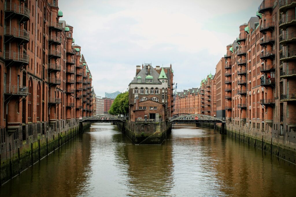 Moderner Backsteinbau am Wasser