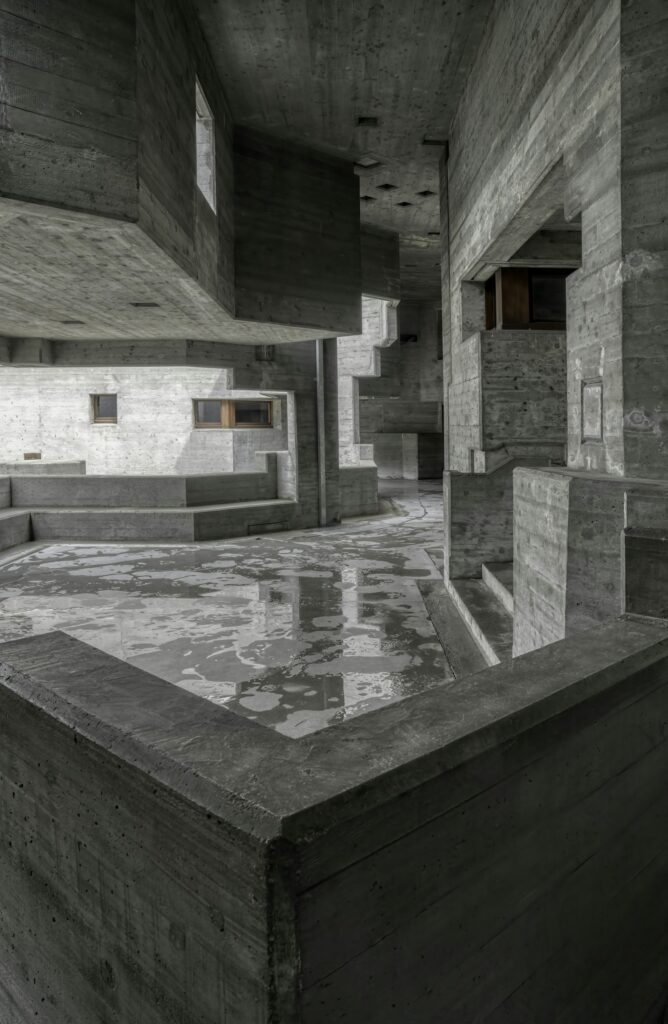 Großzügiger Innenraum mit Sichtbeton